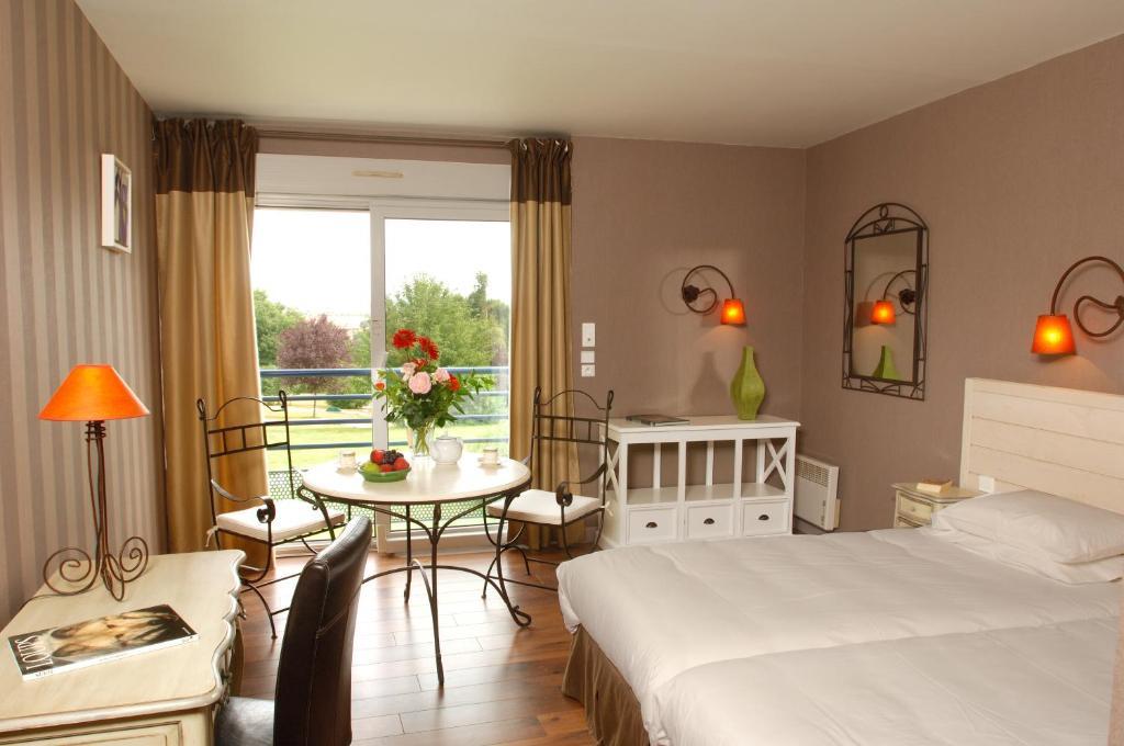Logis L'Ermitage Hotel & Restaurant Saulges الغرفة الصورة